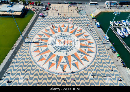 Marciapiede sul Tago riverbank davanti al Padrao dos Descobrimentos, Bussola rosa e la mappa del mondo, Belem, Lisbona, Portogallo Foto Stock