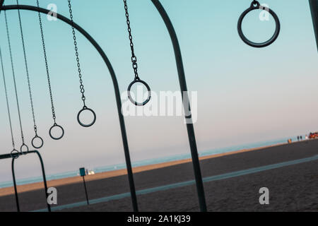 Gli anelli di viaggio per esercitare al muscolo giungla spiaggia palestra in Santa Monica, California di mattina presto Foto Stock