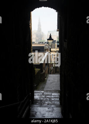 Fumoso vista la mattina del monumento di Scott attraverso avvocati vicino dal Royal Mile di Edimburgo in Scozia Foto Stock