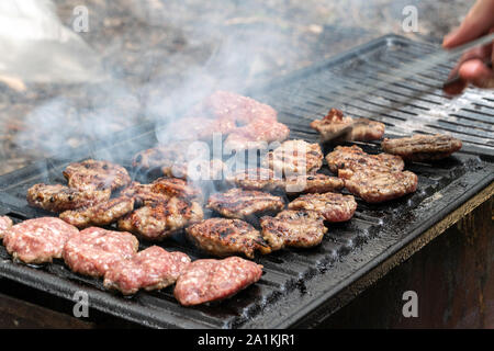 Carne alla griglia / le polpette di carne alla griglia fritto su una griglia per la cottura alla griglia all'aperto Foto Stock
