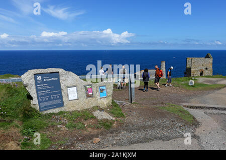 Gli edifici di vecchia costruzione al Levante Miniera di stagno a Trewellard, Pendeen, nei pressi di San Giusto, Cornwall, Inghilterra, Regno Unito. La foto è stata scattata dal sentiero pubblico Foto Stock