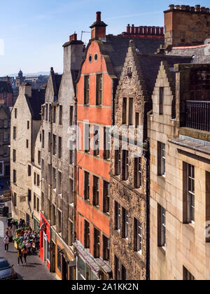 Guardando verso il Grassmarket dal marciapiede rialzato su Victoria Street nella Città Vecchia Edimburgo in Scozia Foto Stock