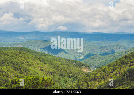 Fantastico paesaggio di Dalat Mountains, Viet Nam, atmosfera fresca, villa tra foresta, impressione forma di collina e montagna da alto vista Foto Stock