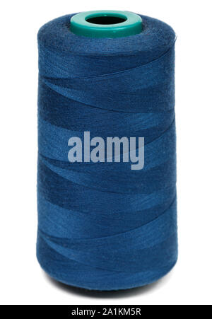 Lo stelo di blu sintetico o fili di cotone isolati su sfondo bianco. Bobina di filato utilizzando per la tessitura nella produzione tessile Foto Stock