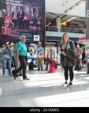 GATWICK, Regno Unito - CIRCA NEL SETTEMBRE 2019: persone all'Aeroporto di London Gatwick Foto Stock