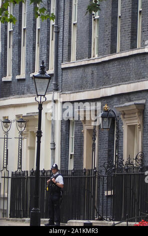LONDON, Regno Unito - CIRCA NEL SETTEMBRE 2019: numero 10 di Downing Street sede del Governo e residenza ufficiale del Primo Ministro del Regno Foto Stock