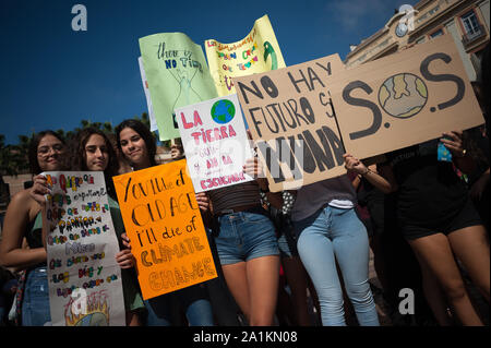 Gli studenti in attesa cartelloni prima del mese di marzo.Il movimento internazionale "il venerdì per il futuro", guidato dalla svedese giovane studente attivista e ambientalista Thunberg Greta e "Alleanza per l'emergenza climatica" la domanda di provvedimenti urgenti per la lotta contro il cambiamento climatico. Foto Stock