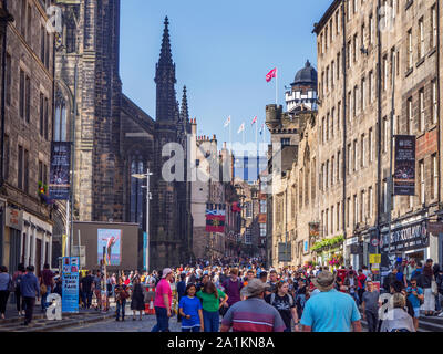 La folla sul Royal Mile durante il Festival di Edimburgo Edimburgo in Scozia Foto Stock