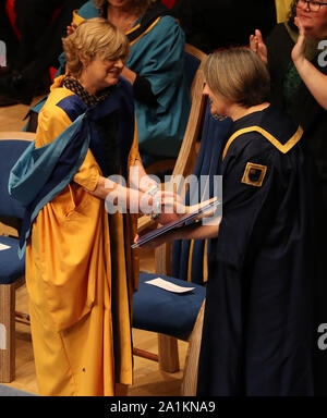 Corinne Hutton sul palco con il Vice vicecancelliere Josie Fraser come essa riceve la sua laurea honoris causa dall'università aperta presso la Royal Concert Hall di Glasgow. Foto di PA. Picture Data: venerdì 27 settembre, 2019. Vedere PA storia Scozia Murray. Foto di credito dovrebbe leggere: Andrew Milligan/PA FILO Foto Stock