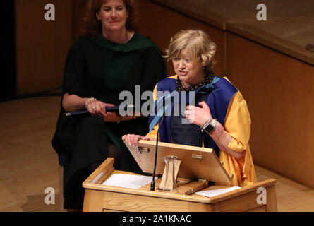 Corinne Hutton fa un discorso come essa riceve la sua laurea honoris causa dall'università aperta presso la Royal Concert Hall di Glasgow. Foto di PA. Picture Data: venerdì 27 settembre, 2019. Vedere PA storia Scozia Murray. Foto di credito dovrebbe leggere: Andrew Milligan/PA FILO Foto Stock