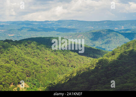 Fantastico paesaggio di Dalat Mountains, Viet Nam, atmosfera fresca, villa tra foresta, impressione forma di collina e montagna da alto vista Foto Stock