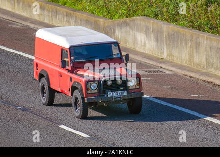 1997 90s anni '90 2495cc benzina hardtop rosso Land Rover 110 Defender. Traffico veicolare, veicoli in movimento, automobili, veicoli che guidano su strade del Regno Unito, motori, automobilismo sulla rete stradale britannica dell'autostrada M6. Foto Stock