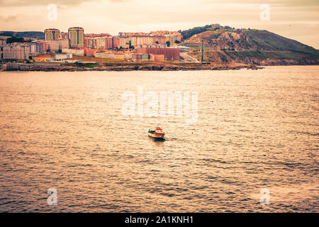 Golden View solitaria di piccola barca da pesca nell'Oceano Atlantico Foto Stock