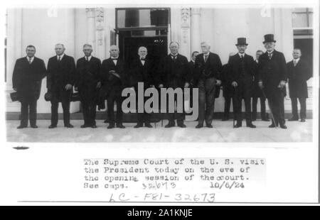 Nove giudici della Corte suprema degli Stati Uniti posti in piedi all'aperto con William Howard Taft alla vigilia della sessione di apertura della corte Foto Stock