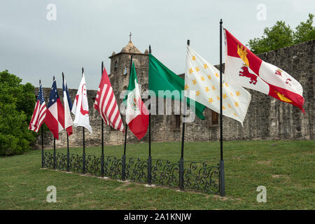 Nove bandiere volare al di fuori il Presidio La Bahia in Goliad, Texas. Essi rappresentano le bandiere di sei entità che hanno dominato il territorio del Texas (Spagna, Francia, Messico, Repubblica del Texas, Stati Uniti d'America e gli Stati Uniti d'America), più tre che rappresentano le forze rivoluzionarie che brevemente occupato lo storico fort Foto Stock