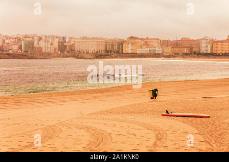 Golden View di solitudine spiaggia di Riazor in un giorno nuvoloso Foto Stock