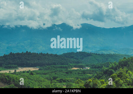 Fantastico paesaggio di Dalat Mountains, Viet Nam, atmosfera fresca, villa tra foresta, impressione forma di collina e montagna da alto vista Foto Stock