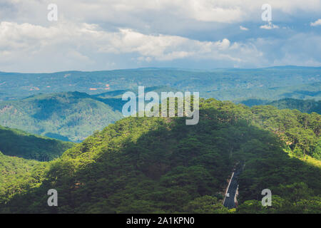 Fantastico paesaggio di Dalat Mountains, Viet Nam, atmosfera fresca, villa tra foresta, impressione forma di collina e montagna da alto vista Foto Stock