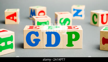 Blocchi di legno con la parola PIL ( prodotto interno lordo ). Misura finanziaria del valore di mercato di tutti i beni e servizi finali prodotti in un sp Foto Stock