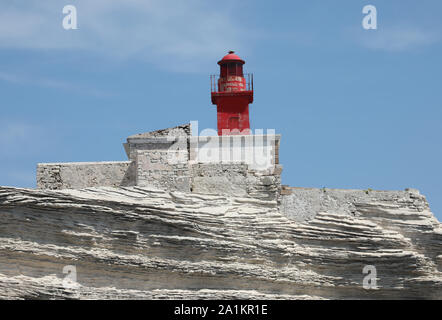 Red Faro sulla scogliera vicino alla città di Bonifacio in Corsica in Europa Foto Stock