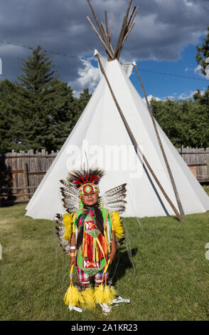 Noman Cloud di ferro, Jr. è molto fotografato partecipante nei balli presso il villaggio indiano, sui terreni vicino al rodeo quotidiano che fa parte dell'annuale Cheyenne Frontier Days celebrazione in Wyoming la città capitale della Foto Stock