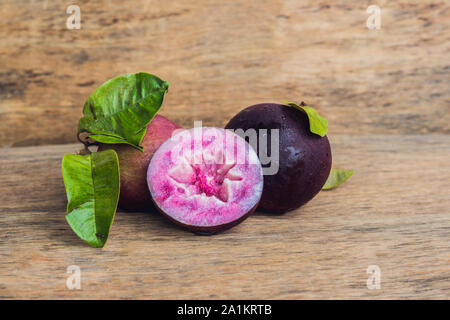 Frutta fresca di Crisophyllum cainito su fondo di legno Foto Stock