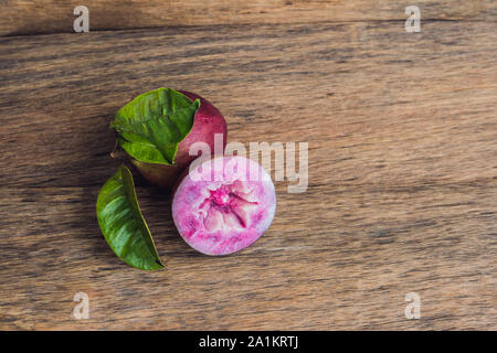 Frutta fresca di Crisophyllum cainito su fondo di legno Foto Stock