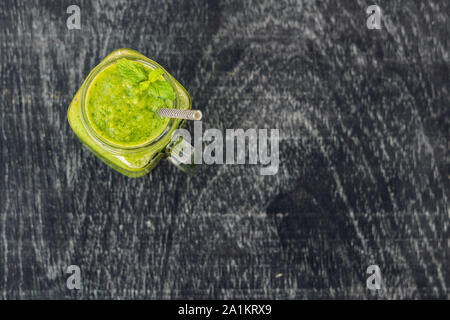 Frullati verdi in spinaci. Concetto sano di cibo e sport Foto Stock