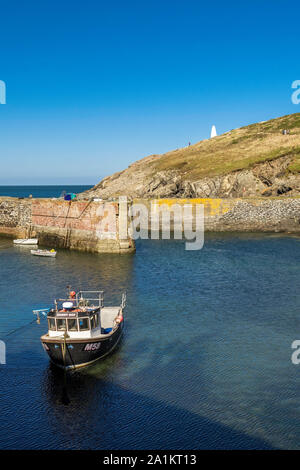 Barca al porto Porthgain in Pembrokeshire Coast, Galles Foto Stock