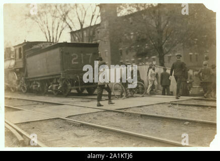 A mezzogiorno ora, 19 maggio 1909. I ragazzi che lavorano in Great Falls Mfg. Co., Somersworth, N.H. Foto Stock