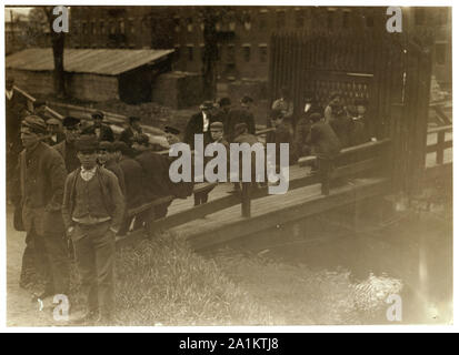A mezzogiorno ora, 19 maggio 1909. I ragazzi che lavorano in Great Falls Mfg. Co., Somersworth, N.H. Foto Stock