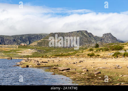 La montagna più alta nel Portogallo continentale - Serra da Estrela visto dalla navata di Santo Antonio verso Cantaros e Macico Central Foto Stock