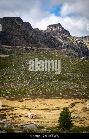 La montagna più alta nel Portogallo continentale - Serra da Estrela visto dalla navata di Santo Antonio verso Cantaros e Macico Central Foto Stock