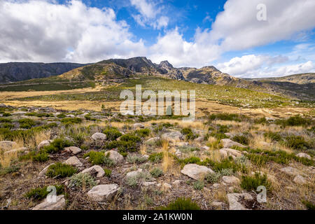 La montagna più alta nel Portogallo continentale - Serra da Estrela visto dalla navata di Santo Antonio verso Cantaros e Macico Central Foto Stock