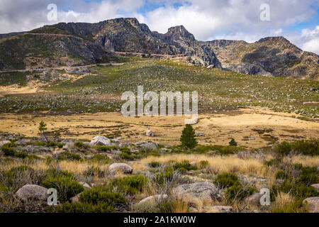 La montagna più alta nel Portogallo continentale - Serra da Estrela visto dalla navata di Santo Antonio verso Cantaros e Macico Central Foto Stock