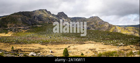 La montagna più alta nel Portogallo continentale - Serra da Estrela visto dalla navata di Santo Antonio verso Cantaros e Macico Central Foto Stock