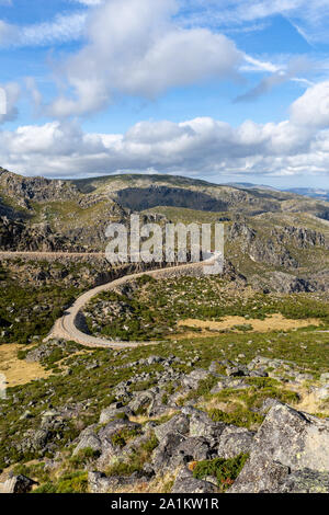 A forma di serpente strada verso la cima della montagna a Serra da Estrela Foto Stock