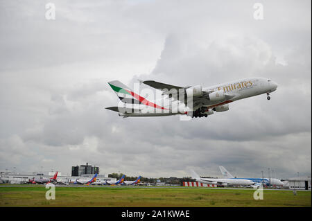 Glasgow, Regno Unito. Il 27 settembre 2019. In seguito la ricaduta immediata dal crollo di tour operator Thomas Cook, funzionamento sul Cervino è ancora in pieno svolgimento a Glasgow Airport. La messa a terra e sequestrato Thomas Cook aeromobili è stato spostato in una parte più tranquilla dell'aerodromo per rendere possibile la vasta flotta di corpo necessario per il funzionamento del Cervino. In un scozzese la storia dell'aviazione prima di oggi è il primo giorno che qualsiasi aeroporto scozzese ha ospitato due se il super jumbo behemoth Airbus A380-800 aeromobile allo stesso tempo. Credito: Colin Fisher/Alamy Live News Foto Stock