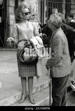 Jane Fonda e direttore Rene Clement durante la realizzazione di gioia "casa" (aka l amore in gabbia) (1964) MGM Riferimento File # 33848-681THA Foto Stock