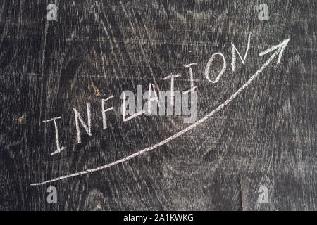 Grafico di inflazione di crescita e parola inflazione sul bordo Foto Stock