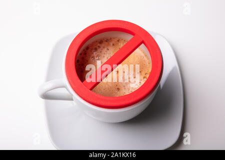 Una vista aerea di Rosso nessun segno sulla tazza di caffè su sfondo bianco Foto Stock