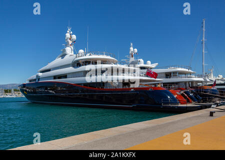 Antibes. La Francia. 06.12.12. Luxury yacht ormeggiati nel porto di Antibes sulla Cote d'Azur sulla Riviera francese nel Sud della Francia. Foto Stock