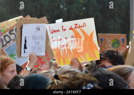 Heidelberg, Germania - xx Settembre 2019: segno di protesta dicendo "Perché studiare per la scuola quando si stanno distruggendo il futuro?" tenuto da giovani Foto Stock