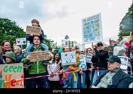 Le persone sono considerate tenendo cartelloni ascoltare discorsi durante la dimostrazione.Grande coalizione di organizzazioni nei Paesi Bassi ha organizzato il clima sciopero, e fa parte del più grande clima internazionale di mobilitazione nella storia. Basandosi sul successo di scioperi della gioventù che ha iniziato quasi un anno fa, migliaia di persone si incontrano per la prima volta a chiedere una vivibile e proprio mondo, ora e per il futuro. Foto Stock