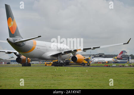 Glasgow, Regno Unito. Il 27 settembre 2019. In seguito la ricaduta immediata dal crollo di tour operator Thomas Cook, il funzionamento del Cervino è ancora in pieno volo all'aeroporto di Glasgow. La messa a terra e sequestrato Thomas Cook A330 è stata spostata di una parte più tranquilla dell'aerodromo per rendere possibile la vasta flotta di corpo necessario per il funzionamento del Cervino. Questo getto è visto parcheggiato fino e bloccata da un enorme spazzaneve per arrestare qualsiasi tentativo di realizzare una struttura di pinza per il getto, fino al momento in cui tutti i debiti sono stati pagati. Credito: Colin Fisher/Alamy Live News Foto Stock