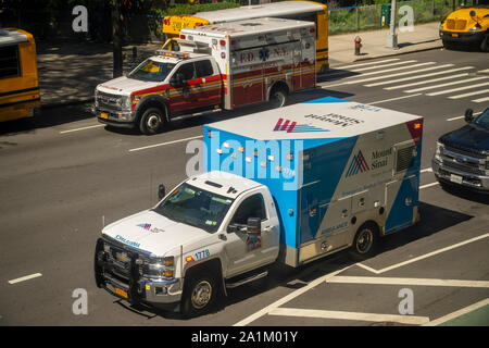 Mt. Il Sinai e un NYFD ambulanze parcheggiato su chiamate nel quartiere di Chelsea di New York il Giovedì 19 Settembre, 2019. (© Richard B. Levine) Foto Stock