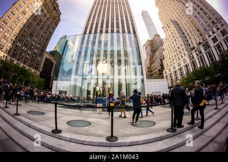 I clienti possono inserire la recente apertura del negozio Apple Store sulla Fifth Avenue a New York il giorno di apertura di venerdì, 20 settembre 2019. Il nuovo iphone, iPhone 11, iPhone 11 Pro e l'iPhone 11 Max , tanto atteso da iPhone drooling aficionados, vendere tra $699 e fino a $1449 a seconda del modello e di opzioni di storage. (© Richard B. Levine) Foto Stock