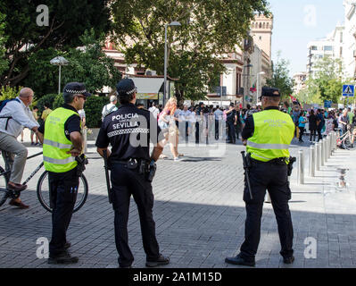 Clima globale sciopero. Spagnolo degli ufficiali di polizia Foto Stock