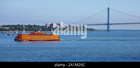 NEW YORK NEW YORK - 11 Settembre 2017: sedici anni al giorno dopo il 9 11 attacchi, passeggeri a Staten Island Ferry ricorda come essa era di us Foto Stock