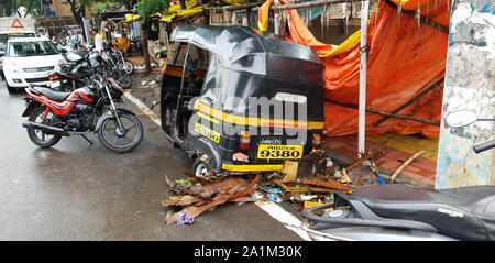 Pune, India - 26 Settembre 2019: Un autorickshaw o tuktuk distrutto durante le inondazioni in India. Foto Stock